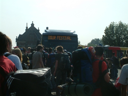 Ierašanās Sent-Gišlēnas stacijā un festivāla autobuss